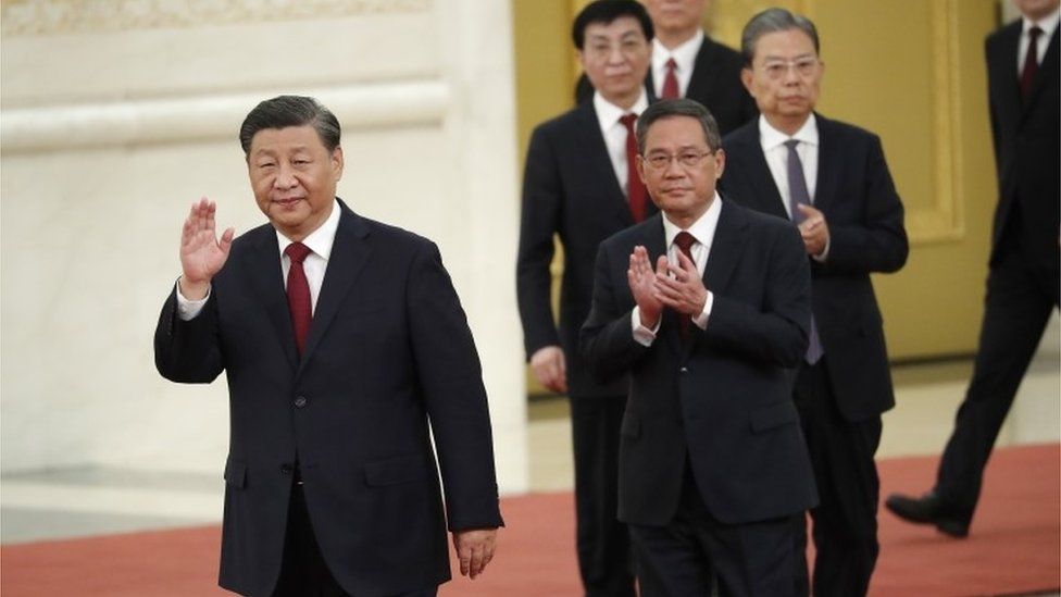 Chinese President Xi Jinping (L) leads the new members of the Standing Committee of the Political Bureau of the 20th Chinese Communist Party