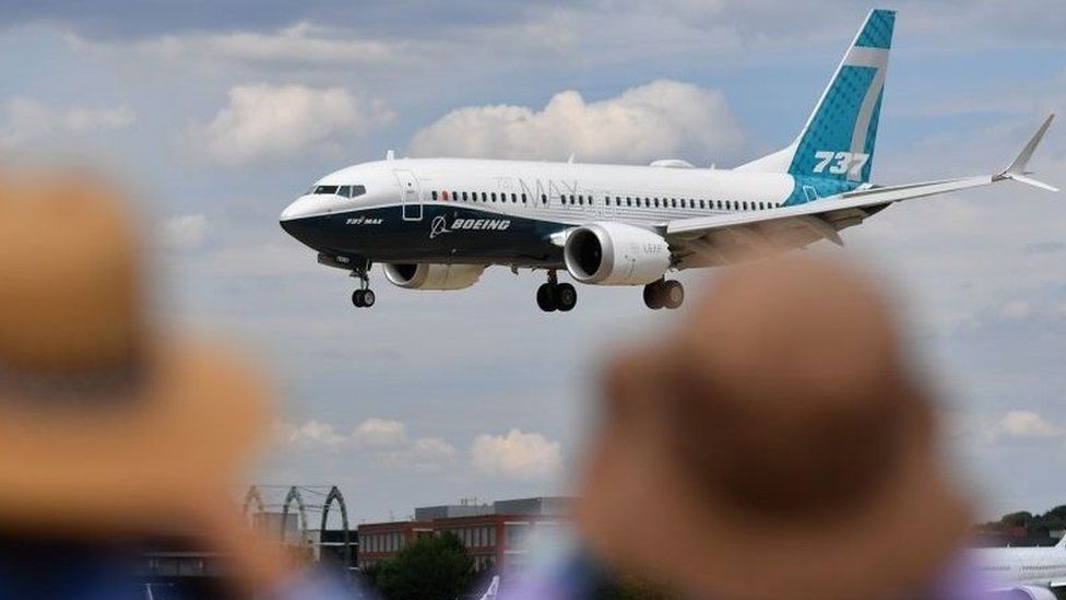Boeing 737 landing at Farnborough Air Show