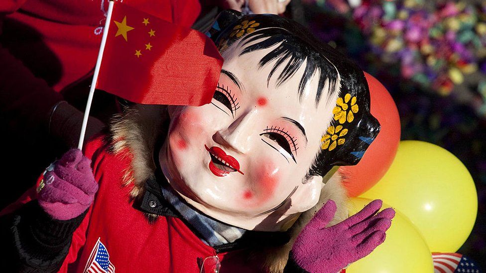 唐人街春节活动上的人偶挥舞着五星红旗