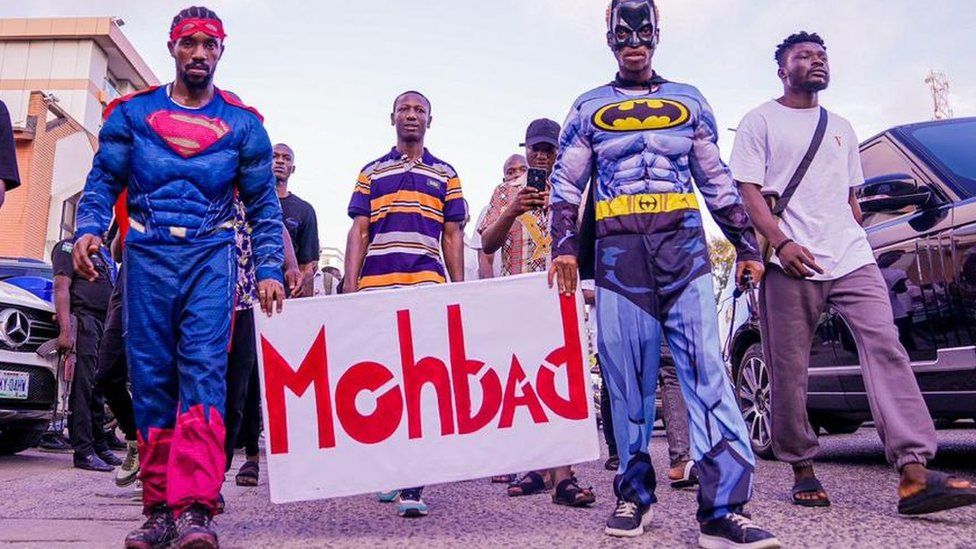 Поклонники МохБада, одетые в костюмы супергероев, прибыли на мемориальный концерт в Лагосе, Нигерия - четверг, 21 сентября 2023 г.