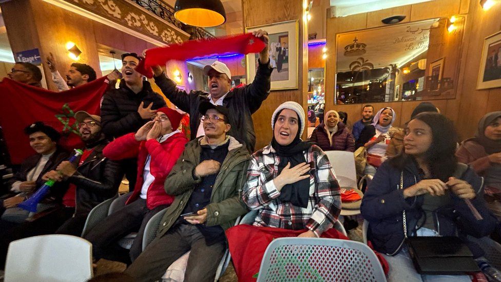 Марокканские болельщики наблюдают за игрой в старейшем кафе Касабланки