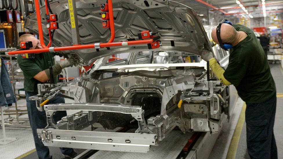 Рабочие производственной линии Jaguar Land Rover на своем предприятии в Касл Бромвич, Уэст-Мидлендс