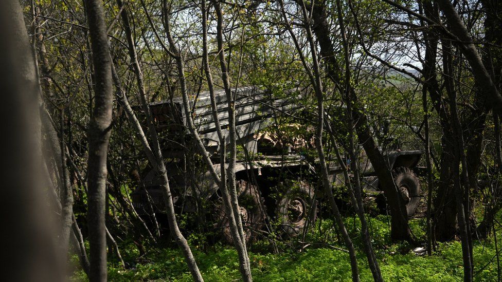 Ракетная установка «Град», спрятанная в деревьях