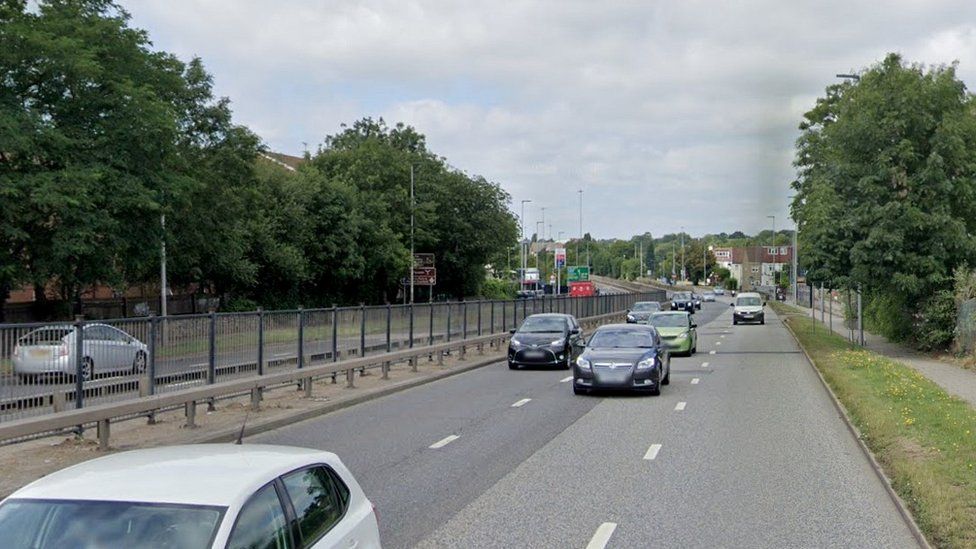 Met PC stabbed during Hendon police chase BBC News