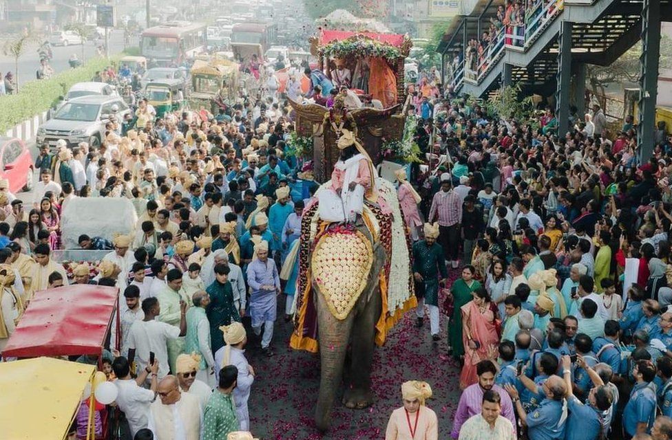 Devanshi with her parents in a huge procession a day before the renunciation ceremony in Surat