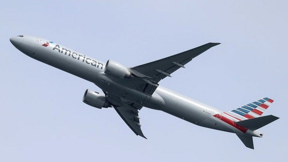 แฟ้มภาพ เครื่องบินโบอิ้ง 777-300ER ของสายการบินอเมริกัน แอร์ไลน์ส ขึ้นเครื่อง