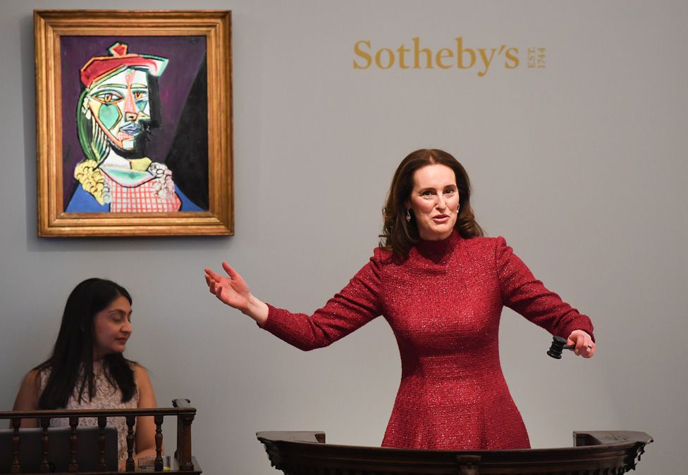 Аукционист Sotheby's Хелена Ньюман продает картину Пабло Пикассо Femme au béret et à la robe quadrillée (Мария-Тереза ​​Вальтер) в феврале 2018 года