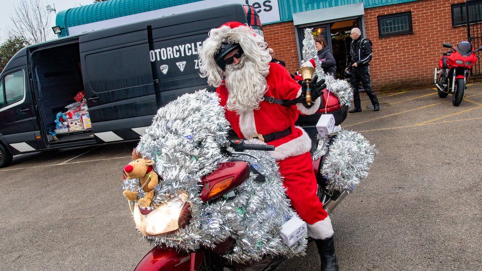 Harrison Christmas Parade 2022 Bikers Dressed As Santa Drop Off Gifts For Vulnerable Children - Bbc News