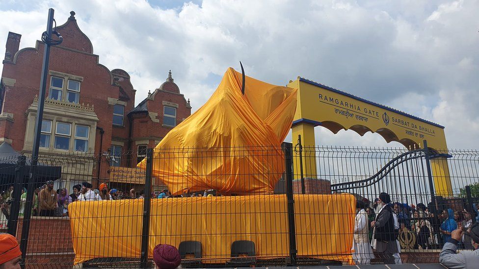 New statue and gate outside gurdwara