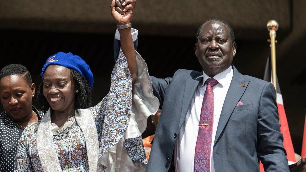 Знаменосец президентской коалиции Азимио Раила Одинга (справа) поднимает руку своей недавно объявленной напарнице Марте Каруа (слева) в Найроби 16 мая 202 года