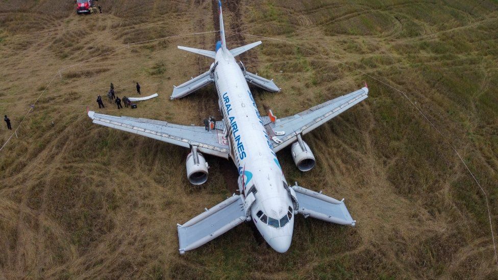 Самолет "Уральских авиалиний" с аварийными трапами развернули на сибирском поле