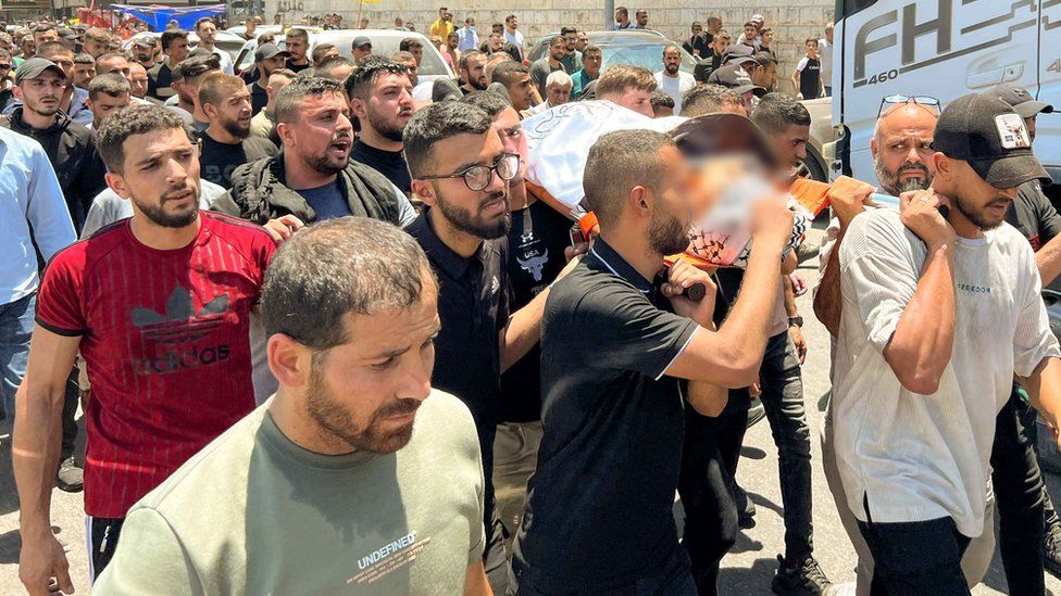 Thousands attend the funerals of the Palestinians killed during the Israeli military operation in Jenin (5 July 2023)