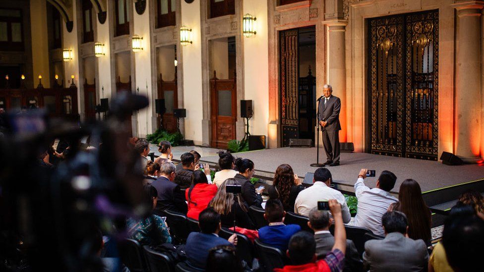 AMLO en una conferencia de prensa