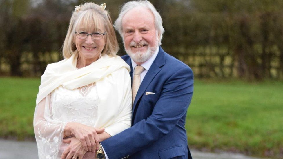 Covid: Aussie-UK couple marry in Buckinghamshire after 20 months apart thumbnail