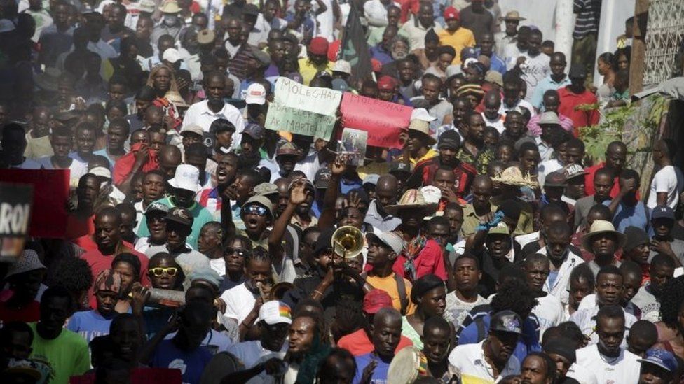 Протестующие маршируют во время демонстрации против избирательного процесса в Порт-о-Пренсе, Гаити, 18 января 2016 года.