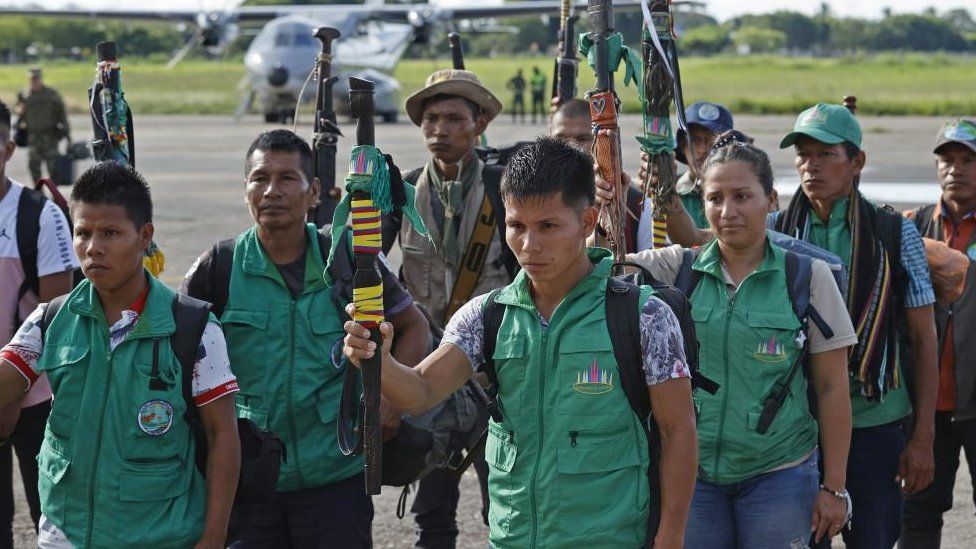 Коренные жители (18 человек из этнической группы Муруи и Сиона, и 7 корегуахов из департамента Какета) прибывают в аэропорт Сан-Хосе-дель-Гуавьяре, чтобы присоединиться к другим поисковым группам коренных народов, которые хорошо знают джунгли и объединят свои знания, чтобы помочь в поисках четырех молодых братьев, потерявшихся в джунглях после крушения их самолета Cessna 206. , в Гуавьяре, Колумбия, 21 мая 2023 г.