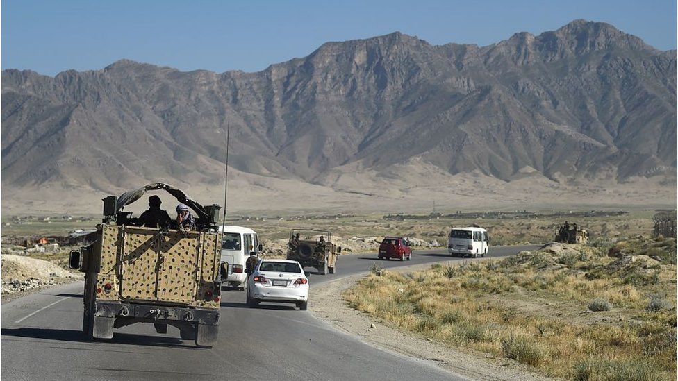 Afghan forces take Taliban prisoners