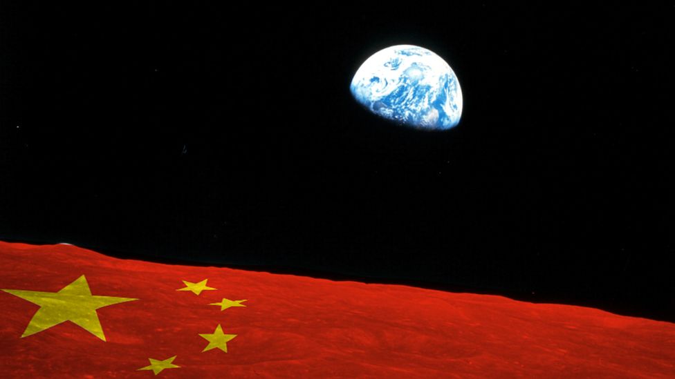 Китайский флаг в космосе на фоне Земли