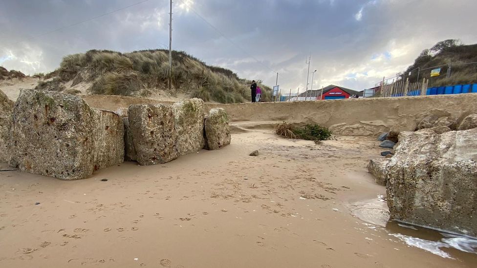 Norfolk beach at erosion hotspot closed over risk to homes BBC News