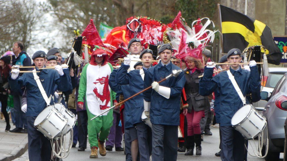 St Davids dragon parade on St Patrick's Day - BBC News