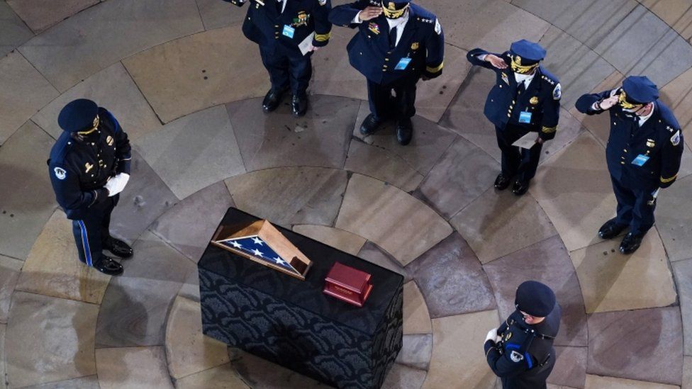 Гроб офицера Сикника и приветствующие его полицейские