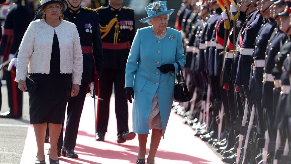 The Queen inspects the guard of honour