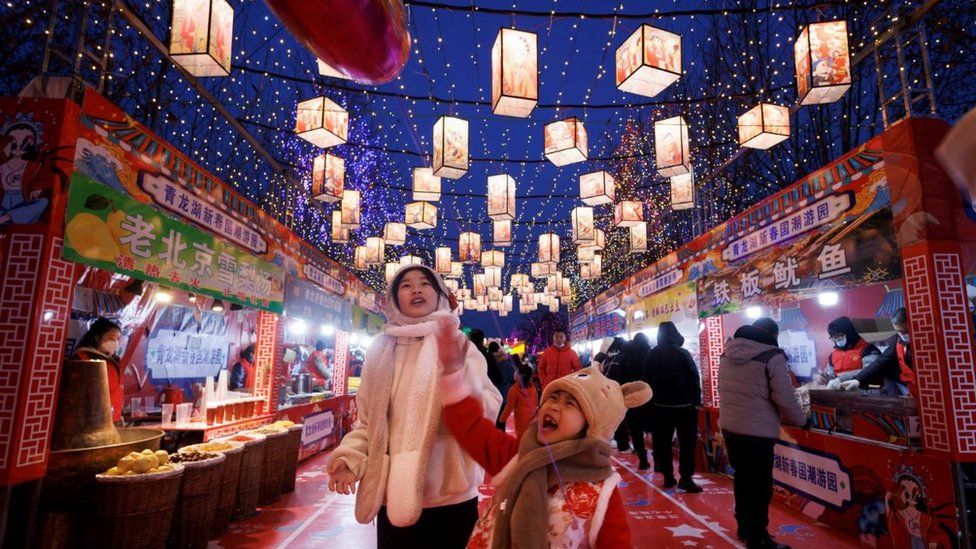 China celebrates colourful Lantern Festival - BBC News