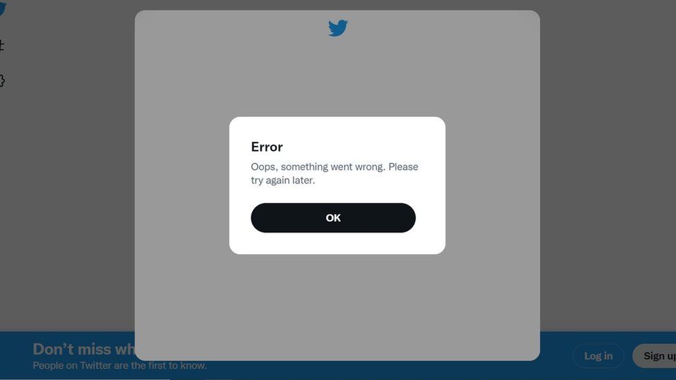 Twitter's desktop site displaying an error notification and asking users to "try again later"