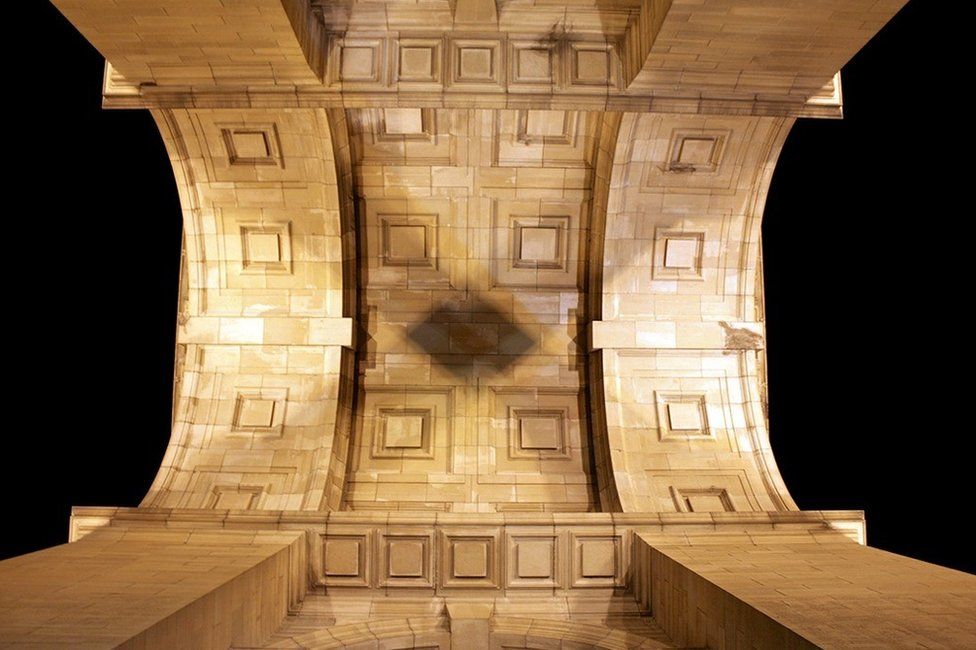 Отражение Джоти с обеими арками, видимыми в одном кадре