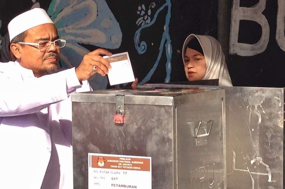 Picture of Riziek Shihab voting at the Jakarta governor election 19 April 2017