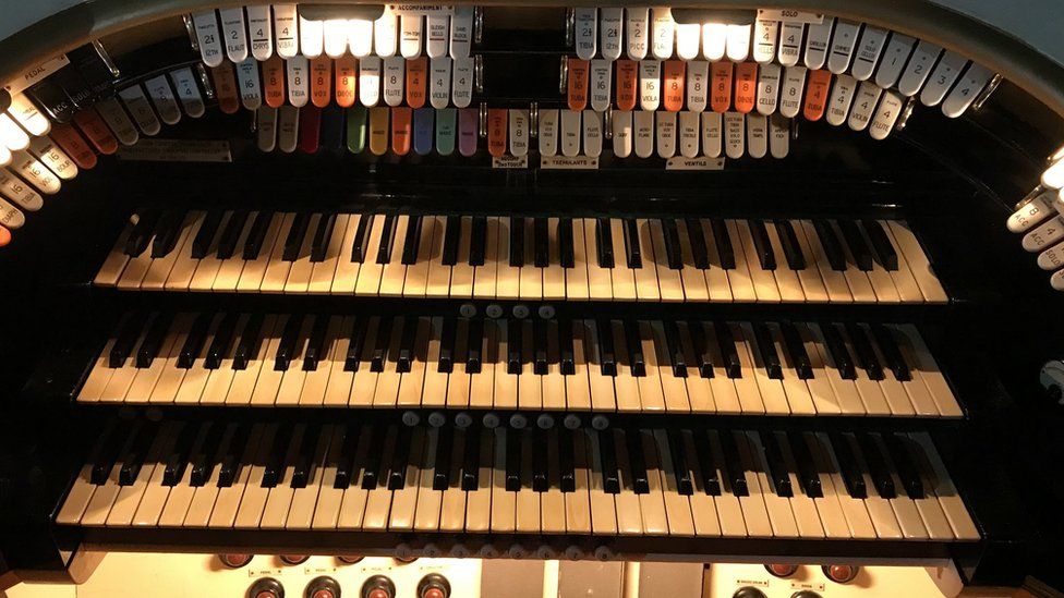 Art deco organ in Weston Odeon features in last concert BBC News