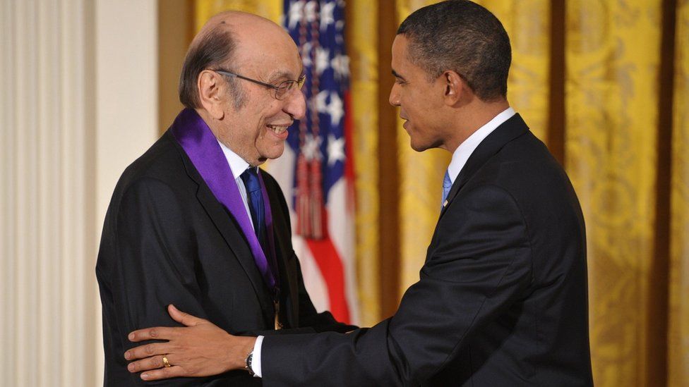 Милтон Глейзер получает Национальную медаль искусств от президента Барака Обамы 25 февраля 2010 г.