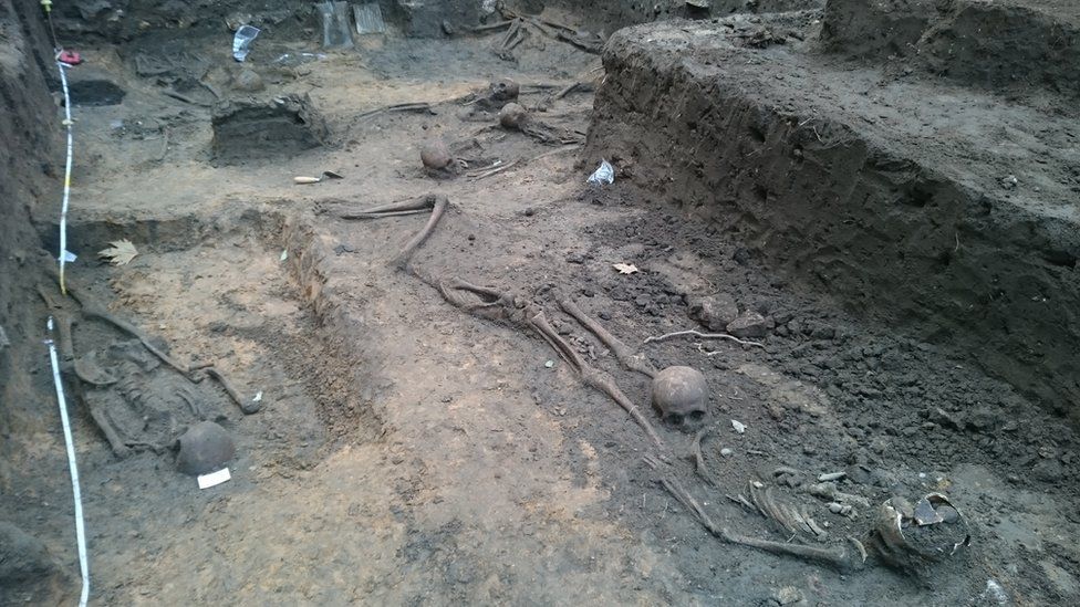 Roman skeletons found in Lincoln are 'most significant in years' - BBC News