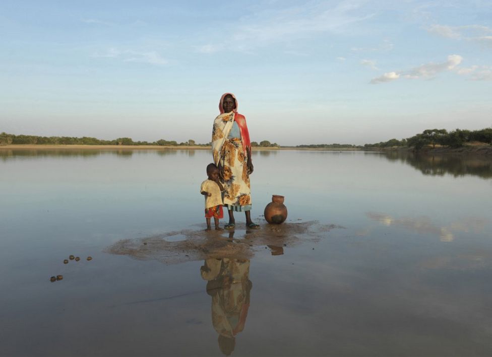 In pictures: A young girl's life in Chad - BBC News