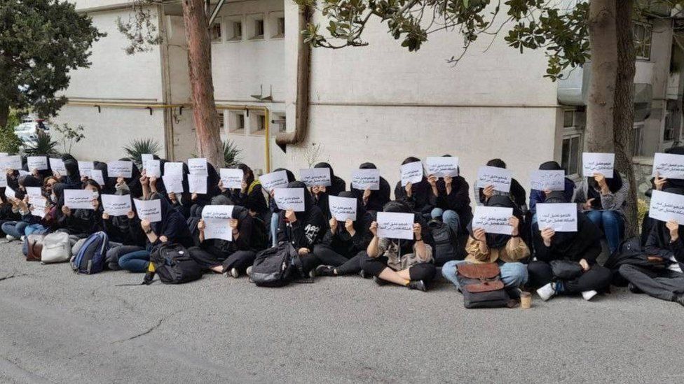 Фото опубликовано Информационным агентством правозащитников Ирана ( HRANA) показывает сидячую забастовку студентов женского университета Аль-Захра в Тегеране
