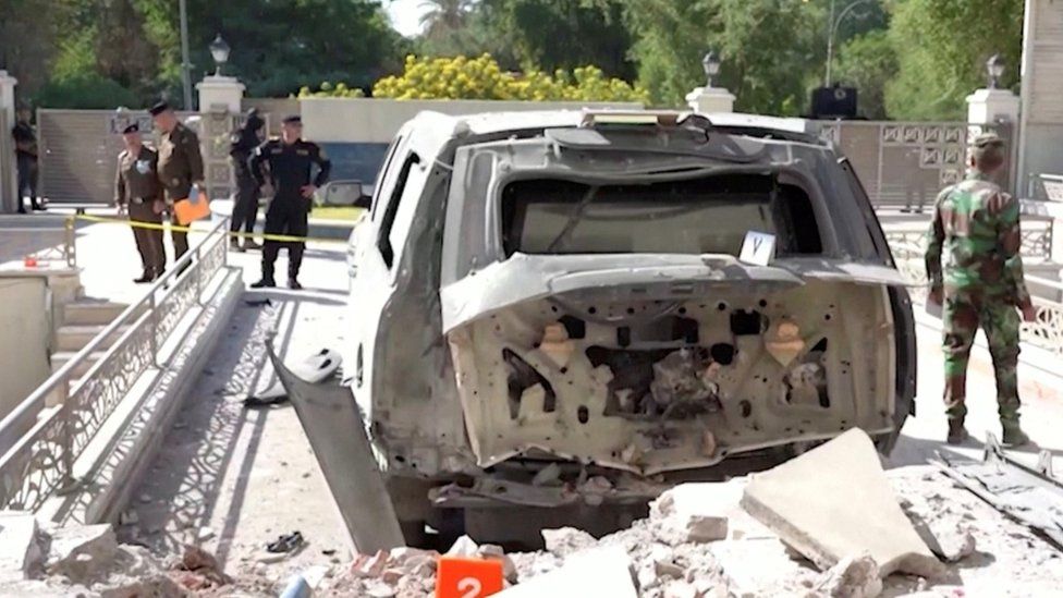 Автомобиль поврежден в результате атаки беспилотника на резиденцию премьер-министра Ирака Мустафы аль-Кадими в зеленой зоне Багдада (7 ноября 2021 г.)