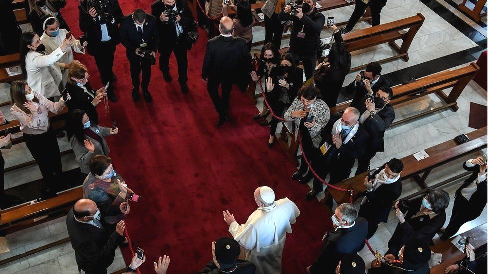 Папа Франциск прибывает, чтобы встретиться с епископами и священниками в Сиро-католическом соборе Богоматери Спасения в Багдаде, Ирак, 5 марта 2021 г.