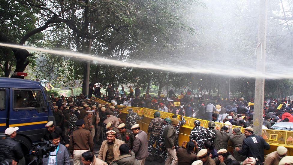Люди протестуют в Дели