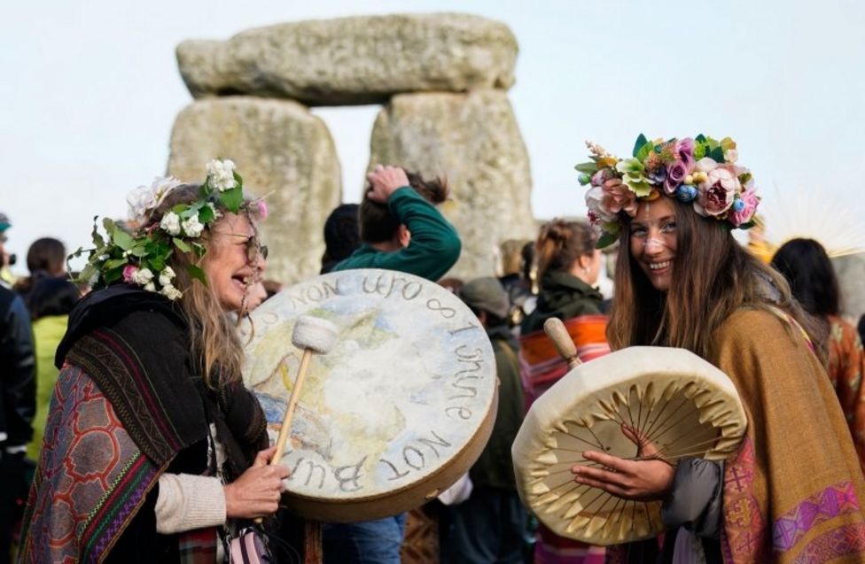 Summer Solstice Crowds Gather At Stonehenge - BBC Newsround