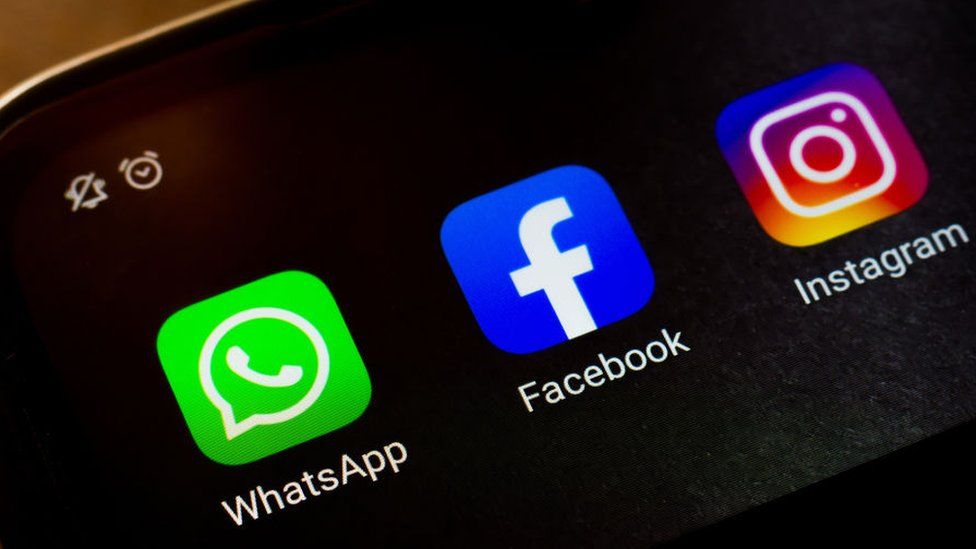 На этой фотографии показано приложение WhatsApp, Facebook и Instagram, отображаемое на смартфоне.