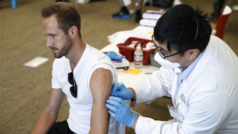 ผู้ชายกำลังรับการฉีดวัคซีนในสหรัฐอเมริกา