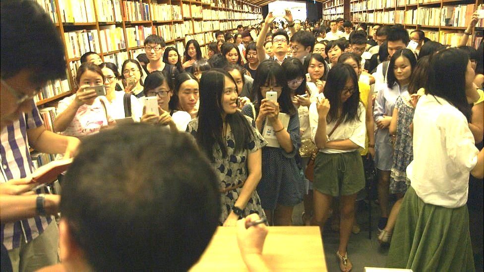 Li Yinhe (left) at a book signing