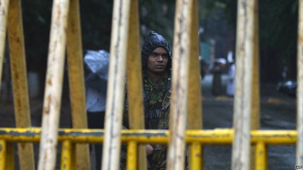 A Sri Lanka Special Task Force (STF) soldier stands guard outside a election counting centre in Colombo (17 August 2015)