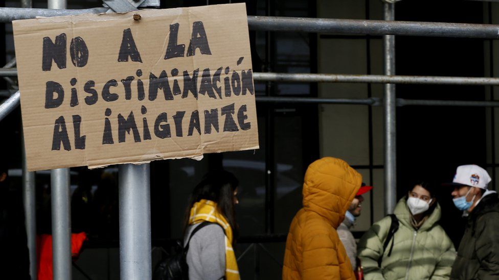 Мигранты протестуют возле отеля Watson в Нью-Йорке