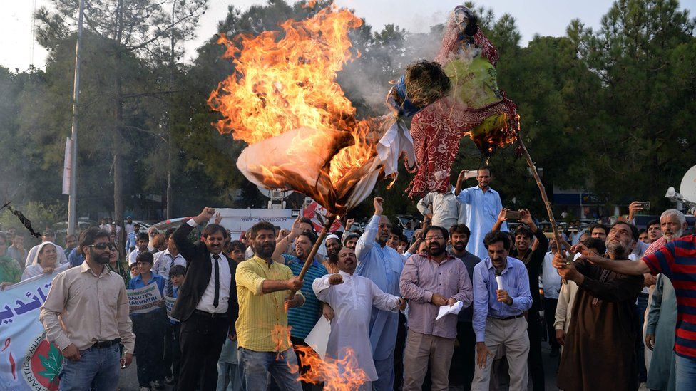 Pakistani Kashmiris burn effigies of Indian Prime Minister Narendra Modi and Foreign Minister Sushma Swaraj during a protest in Islamabad on 26 September 2016.