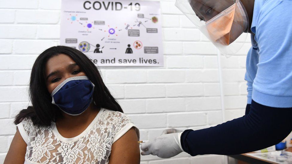 Кто-то получает вакцину от Covid-19 во время испытаний в Южной Африке - 2020
