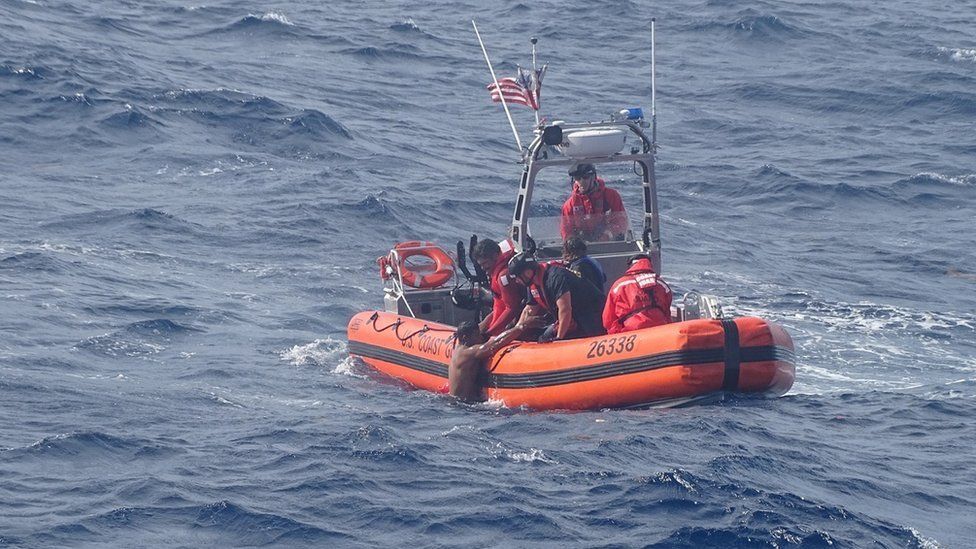 Береговая охрана США спасает мигранта во Флоридском проливе.