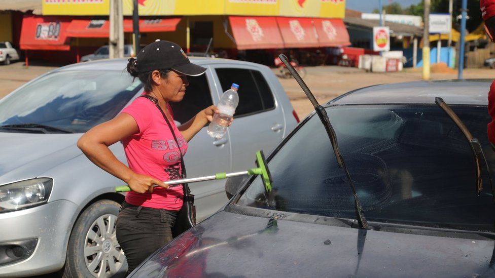 Delia Farías cleaning windscreens in Boa Vista, Brazil