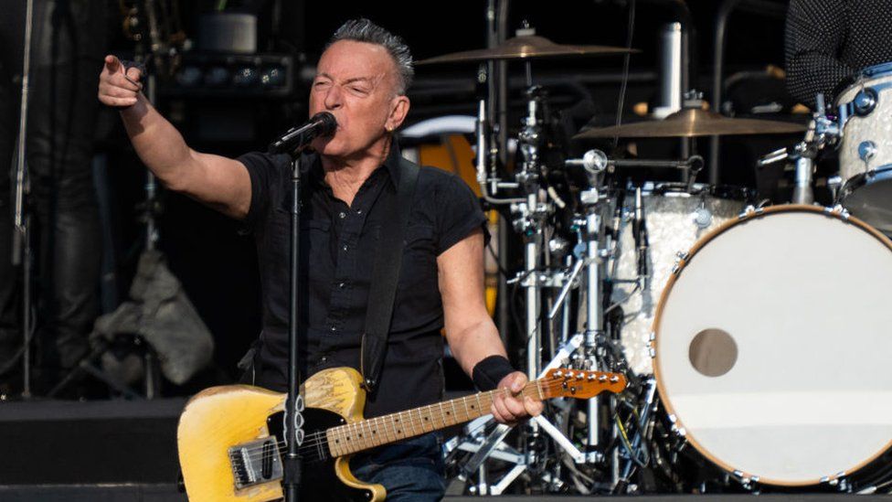 Bruce Springsteen settles an old score in Hyde Park BBC News