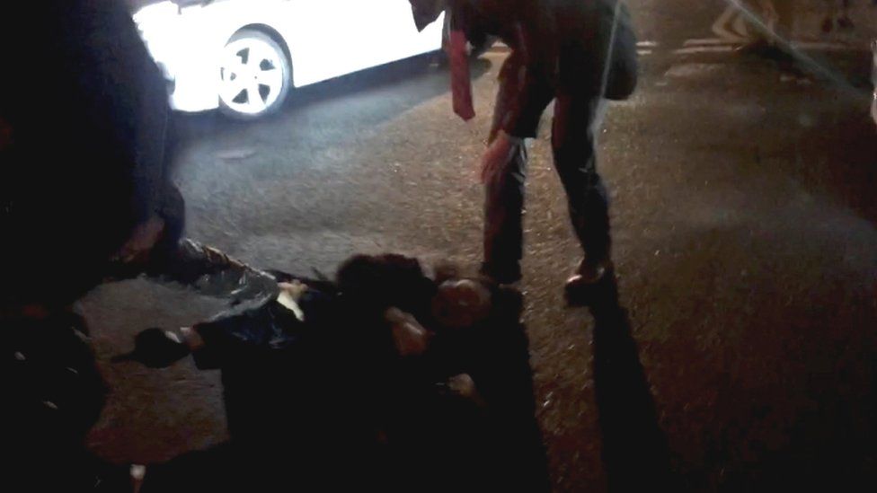 Тереза ​​Ченг падает на землю во время инцидента